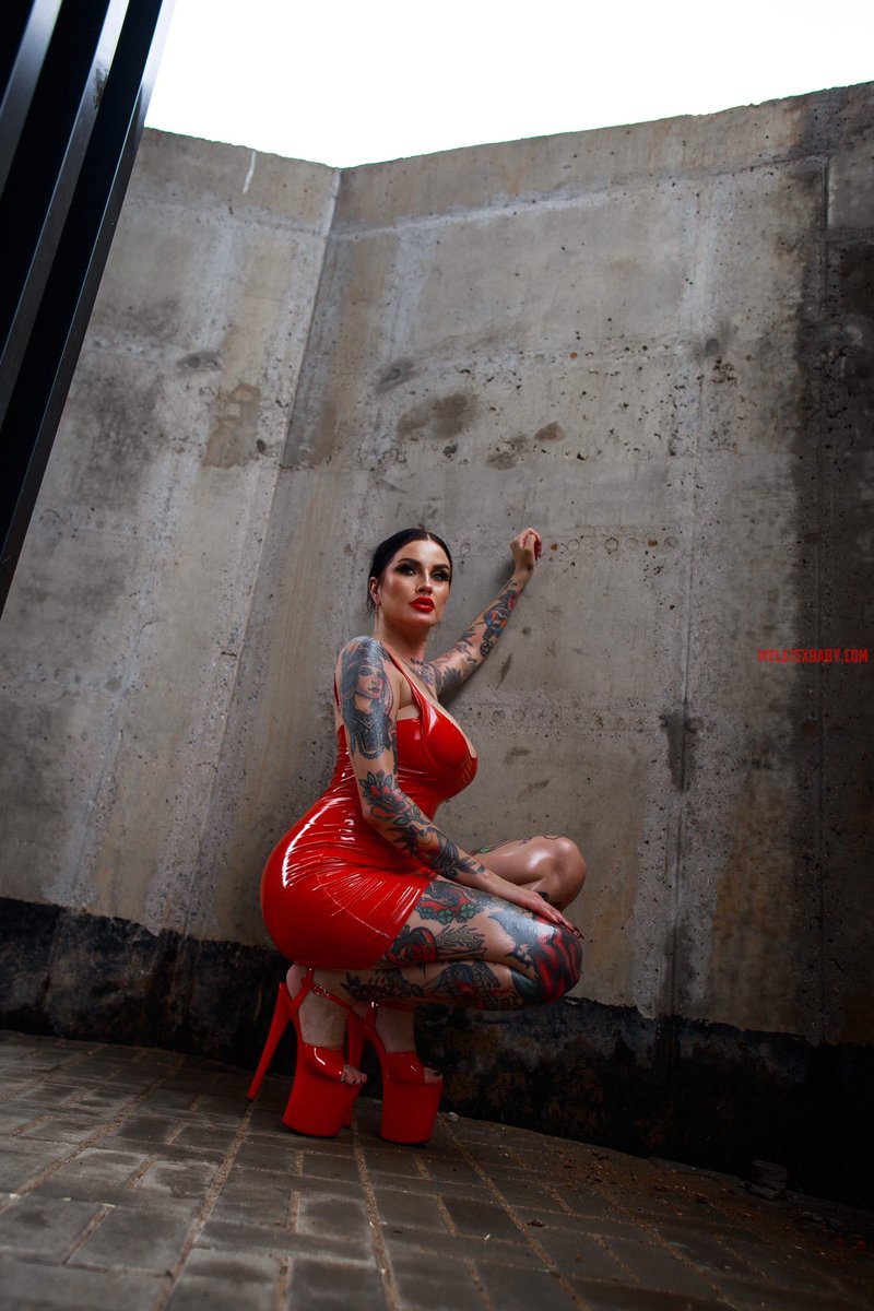 mylatexbaby's tweet photo. ALENA IN RED
In this album, meet a sultry brunette in red. For all tattoo lovers, because Alena isn't just a model—she's a tattoo artist.
New album on https://t.co/mELgSOhsEz
.
.
.
#highheels #pvcdress #legs #shortdress https://t.co/VgvNbAT6CB