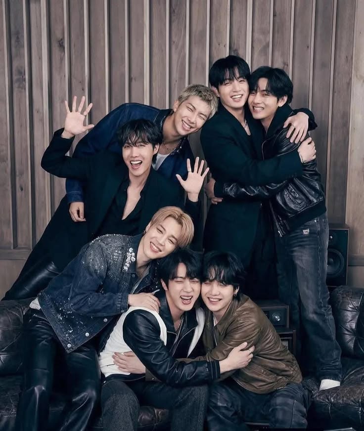 I_na_na_'s tweet photo. بچه ها اومد تی التون ریپ و ریت و کوت کنید 

WE LOVE YOU BTS 
WE LOVE YOU KIM NAMJOON 
WE LOVE YOU KIM SEOKJIN 
WE LOVE YOU MIN YOONGI 
WE LOVE YOU JUNG HOSEOK 
WE LOVE YOU PARK JIMIN 
WE LOVE YOU KIM TAEHYUNG 
WE LOVE YOU JEON JUNGKOOK https://t.co/1QARsbEqv7