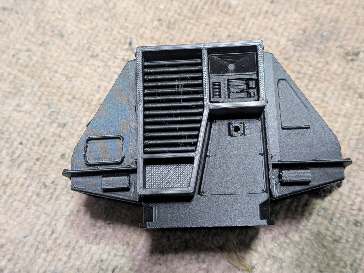 ok2177's tweet photo. サイレントランニングのドローンは本体がかなりできました。3Dプリンターで仮出力して確認しながらやってきます。積層痕を軽減するにはパーツ分割した方がいいみたい。一体出出力したのは下面にサポートが付くのでザラザラになります。 https://t.co/DYyNyPO6Na