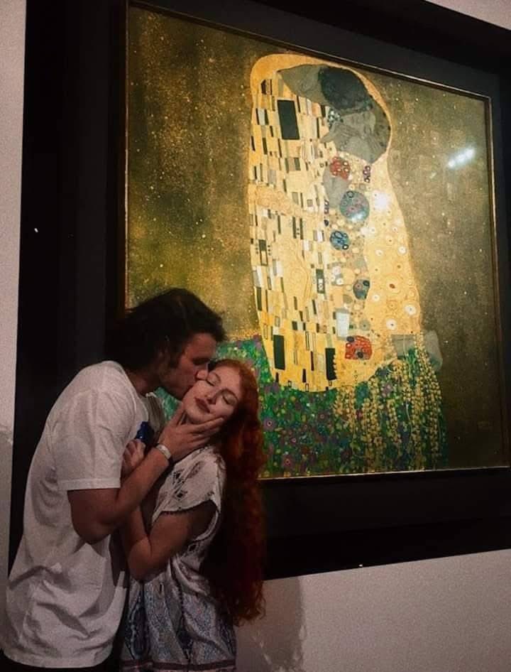 art_forus's tweet photo. زيارة لوحتك المفضلة مع شخصيتك المفضلة 
What better then that 🧡 https://t.co/gGwutu8pQP