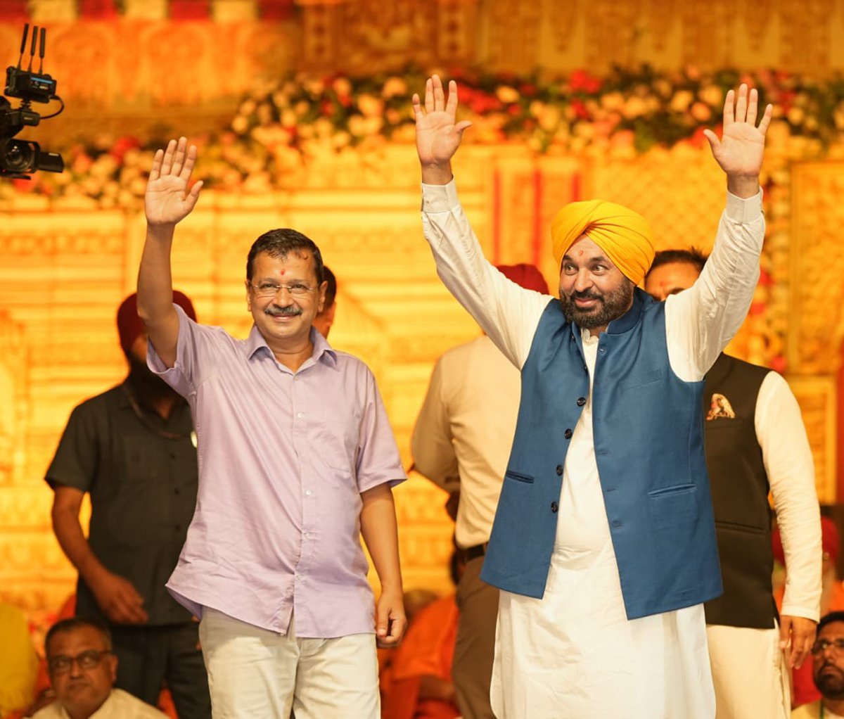 ArvindKejriwal's tweet photo. सुप्रसिद्ध गायक कैलाश खेर जी के मधुर भजनों ने आज फगवाड़ा के सभी शिव भक्तों का दिल जीत लिया। 

पंजाब के 23 शहरों में आम आदमी पार्टी सरकार द्वारा आयोजित की जा रही 'एक शाम भगवान शिव के नाम' भजन संध्या को लोगों का भरपूर प्यार मिल रहा है। 

पंजाब सरकार सनातन धर्म के प्रचार-प्रसार और सम्मान के लिए बढ़-चढ़कर काम कर रही है।