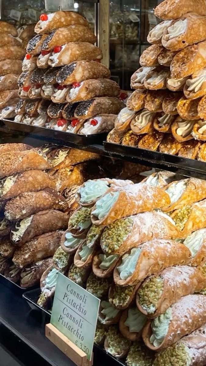 mozinity's tweet photo. Cannoli in Italy https://t.co/Of95USV2Bk