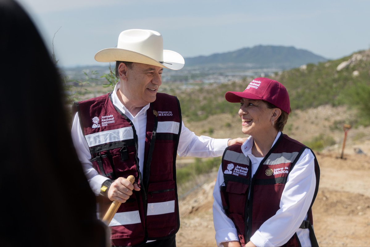 AlfonsoDurazo's tweet photo. Como parte de la iniciativa de nuestra presidenta @Claudiashein, participamos en la toma de protesta como defensores del medio ambiente, en el marco de la Jornada Nacional de Reforestación.

Un esfuerzo nacional que nos une para promover el cuidado, la protección y la valoración de nuestro patrimonio natural.
#JornadaNacionalDeReforestación