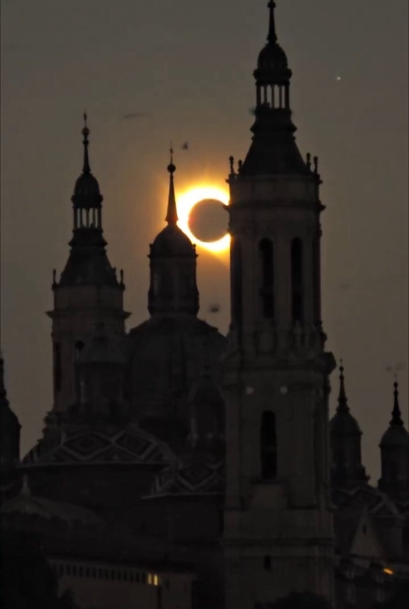 vkcd_'s tweet photo. Aunque solo visité la zona de Navarra y Madrid , lo visual que es España no tiene nombre….. sumado a un eclipse … dejan tomas con mix presente ( como el skate ) y pasado Medieval https://t.co/PMINOCxXxQ