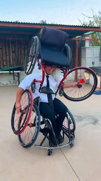 Sarak1e's tweet photo. @MangaMoguraRE Wheelchair man https://t.co/33nSEzybJY