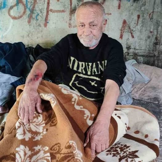 TOPRAK_2_'s tweet photo. 72 YAŞINDA EVİNDEN ÇIKARILDI, KÖPRÜ ALTINDA YAŞAMAYA MAHKÛM EDİLDİ…
VE ORADA ÖLÜ BULUNDU!
Adana’da 72 yaşındaki Faruk Yokuş, ev sahibinin “tadilat yapacağız” gerekçesiyle kendisini evden çıkardığını belirterek bir süredir metro köprüsünün altında yaşamaya başlamıştı.
Yokuş, yaşamını sürdürdüğü metro köprüsünün altında ölü bulundu.
72 yaşındaki bir insanın evinden çıktıktan sonra gidecek bir yer bulamaması ve yaşamını köprü altında sürdürmek zorunda kalması, Türkiye’de giderek ağırlaşan barınma sorununu bir kez daha gündeme getirdi.
BU ÖLÜMÜ DE “KADER” DİYE GEÇİŞTİREMEZSİNİZ!
72 yaşında bir insanın son adresi metro köprüsünün altı olmamalıydı!
İşte yıllardır “ekonomi büyüyor”, “Türkiye güçleniyor” denilerek üzeri örtülmeye çalışılan düzenin aşağıdaki insanlara bıraktığı hayat budur.
Bir tarafta milyonluk konutları yatırım diye istifleyenler, ranttan servet büyütenler…
Diğer tarafta başını sokacak dört duvar bulamayan insanlar!
Bir insanın barınma hakkı, cebindeki paraya ve piyasanın insafına bırakılamaz.
72 yaşındaki bir insan köprü altında yaşamak zorunda kalıyorsa orada yalnızca bireysel bir dram değil, sosyal devletin sorgulanması gereken ağır bir tablosu vardır.
Sonra çıkıp yoksulluğu “kader”, evsizliği “kişisel mesele” diye anlatmayın!
İnsanı yıllarca çalıştırıp yaşlandığında açlıkla, yüksek kiralarla ve barınma korkusuyla baş başa bırakan bir düzen insanca değildir.
BARINMA HAKTIR, RANT DEĞİL!
Ve bir memlekette yaşlı insanlar köprü altında hayata tutunmaya çalışıyorsa, utanması gereken yoksullar değil; onları insanca yaşayabilecekleri bir düzenden mahrum bırakanlardır.
