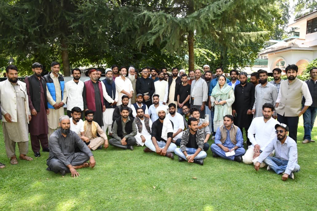 UsmanCh79309126's tweet photo. A historic meeting on #FRA was held in Srinagar, with @JavedRanaa Sb &amp; activists from @JKGBYWC &amp; JKFRC! 
​Grateful to Hon’ble Minister Javed Rana Sahab for accepting our memorandum, listening to ST &amp; OTFD communities &amp; issuing on spot directions to resolve issues. Well done team https://t.co/59OSUk2vSw