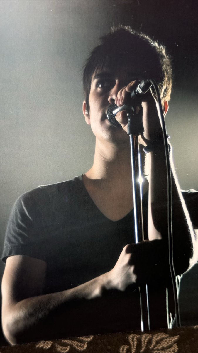 DiscussingPanic's tweet photo. Brendon Urie allegedly spent a lot of time reading LiveJournal blogs &amp; secretly interacting with fans to see what “the fanbase was yearning for” when preparing for various ‘A Fever You Can’t Sweat Out’ tours.

He also read fan written works about him and his bandmate Ryan Ross. https://t.co/ASG0Xr1HYi