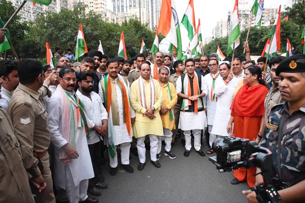 PankajSinghBJP's tweet photo. आज नोएडा के 7X सेक्टर्स में आयोजित ‘हर घर तिरंगा’ अभियान के अंतर्गत तिरंगा यात्रा में गौतमबुद्ध नगर के प्रभारी मंत्री श्री कुंवर बृजेश सिंह जी, माननीय सांसद डॉ. महेश शर्मा जी सहित सभी वरिष्ठ पदाधिकारियों, समर्पित कार्यकर्ताओं और प��रिय क्षेत्रवासियों के साथ सम्मिलित हुआ।

हाथों में तिरंगा और ‘भारत माता की जय’ के नारों के साथ पूरा क्षेत्र देशभक्ति के उल्लास से सराबोर दिखा।
