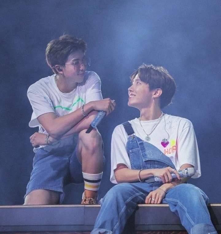 bangtangirlxy's tweet photo. برای نامجون و هوبی ترند داریم
ریپ و ریتوییت لطفا
WE LOVE YOU RM
WE ARE PROUD OF YOU RM 
PLEASE RESPECT RM
WE STAND WITH YOU RM
FOREVER WITH RM
#AlwaysWithBTS 
#ARMYFOREVER https://t.co/TGhZaWjkPP