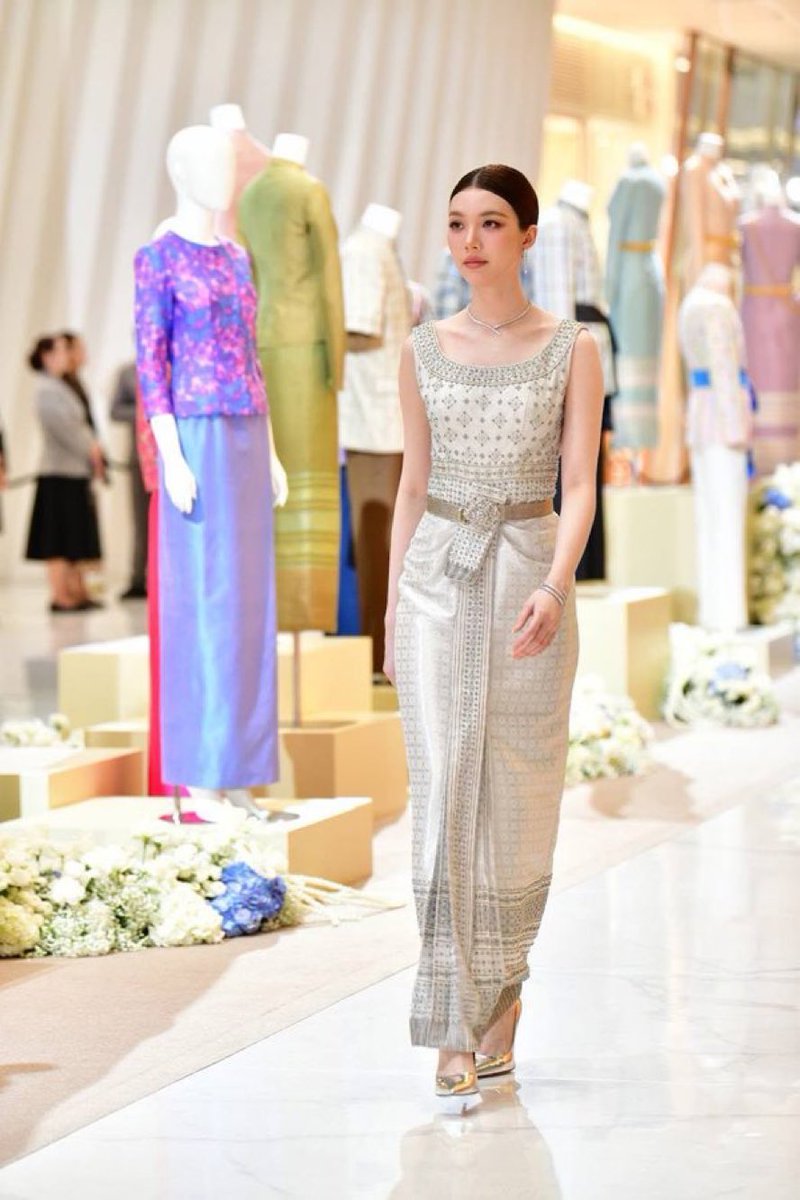 Tttn100620's tweet photo. Culture, identity and elegance — all in one look.🤍🤍🤍

ORM SWU LEGACY FASHION
#OrmXLegacyOfThaiTextiles https://t.co/shyFq8HAmJ