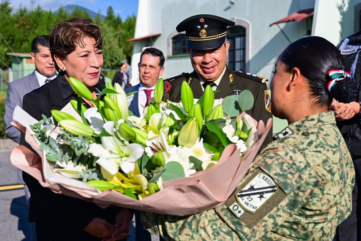 delfinagomeza's tweet photo. Iniciamos este jueves en #Rayón, en las instalaciones de la 22a Zona Militar, donde realizamos la reunión de la Mesa de Paz.
El apoyo de las Fuerzas Armadas es esencial para continuar con resultados en seguridad, por el bienestar y la tranquilidad de las y los mexiquenses.
#ElPoderDeServir