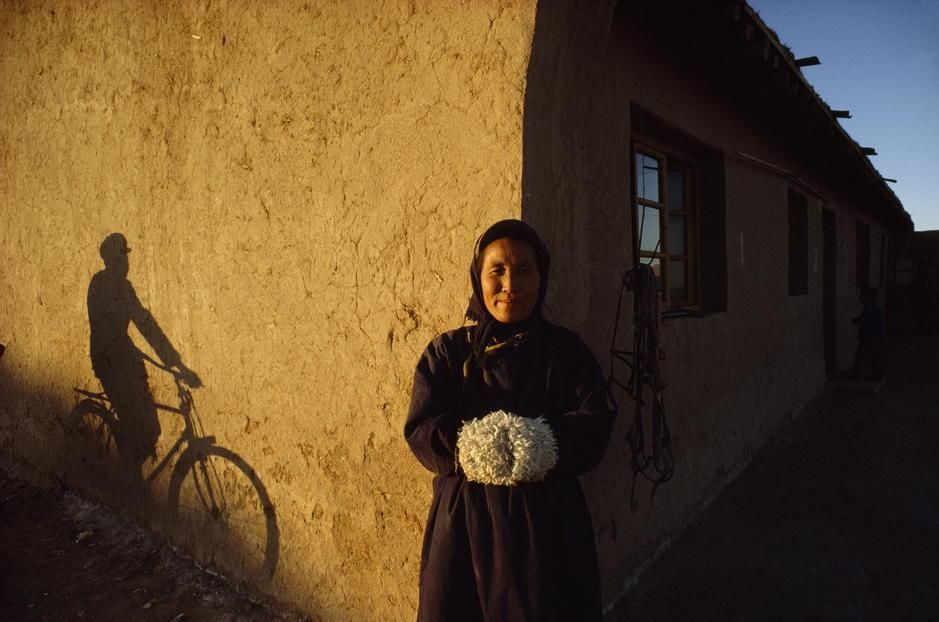 eyeonaxis's tweet photo. A woman stands on the corner of Bayan Obo People's Commune. China, by James L. Stanfield https://t.co/Vk9FvPyoSC