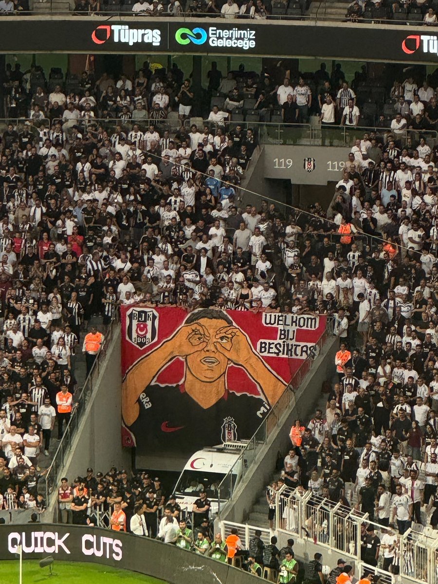 onedio's tweet photo. Beşiktaş taraftarlarından Trossard için özel pankart. https://t.co/OsLh9W2qih