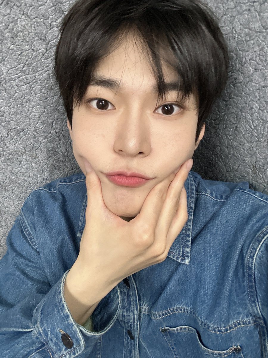 _sunnndy's tweet photo. 내동구라미 이런 따끈꼬질커염띠기셀카 짱좋아함 https://t.co/aefrkofFTa