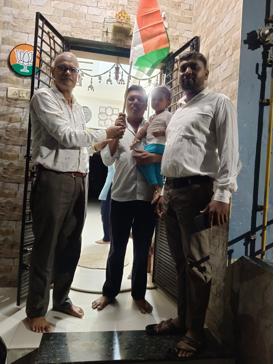 Divyesh2905's tweet photo. હર ઘર તિરંગા ઘર ઘર તિરંગા 

BJP Surat Mahanagar  વોર્ડ નં ૧ મા બુથ નંબર. ૨૦૧ માં ઘરે તિરંગો લહેરાવ્યો. 🇮🇳 https://t.co/SsPZ62daZx
