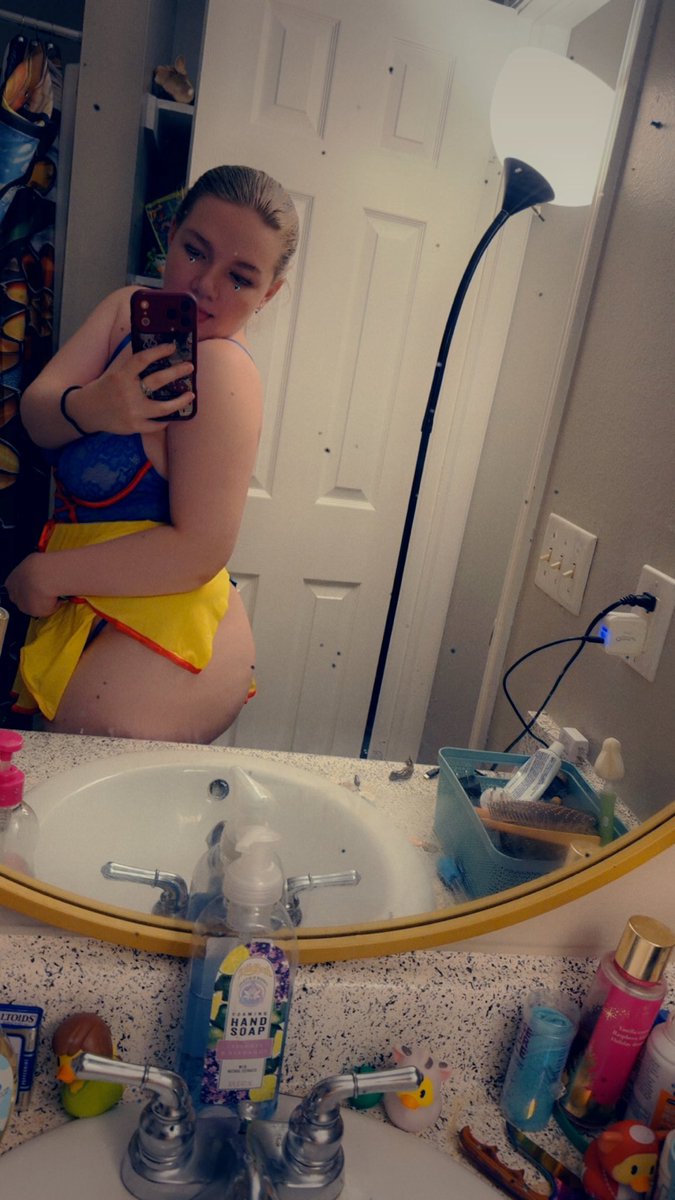 sunflowerslt69's tweet photo. Can I ride your face like snow white rides her horse😏🤑💦 #lingerie #sexysnowwhite #onlyfans https://t.co/fvhUeafLKB