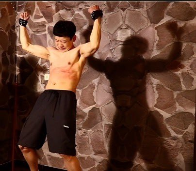 CBMWHP's tweet photo. 刑张力满满
  看到这个内容，发出来一下。
  这种被鞭到引体向上，腹肌二头肌💪都出型，很喜欢。 https://t.co/MFPIw4IZdI
