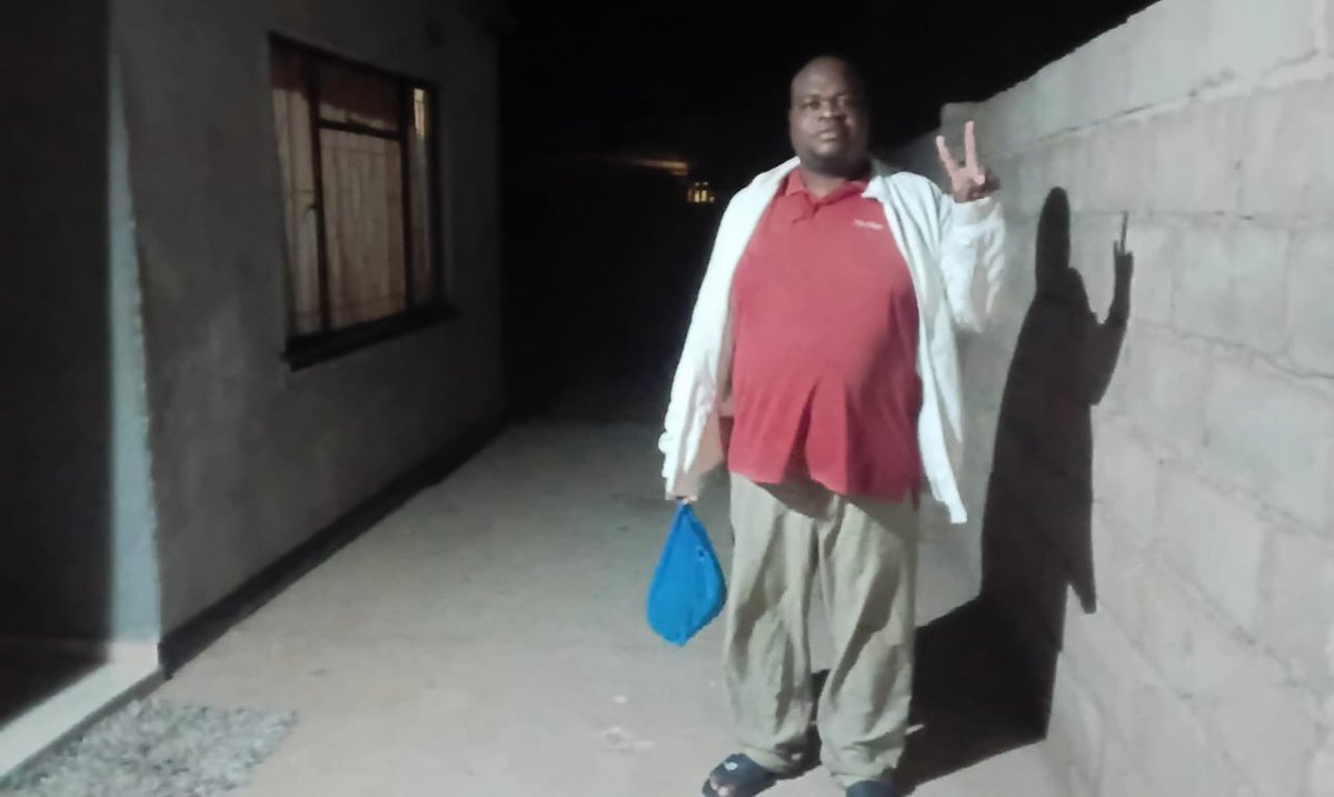 NdwgWomen35986's tweet photo. #BreakingNewsπ₯π₯
Our Chairman Mr Bhekimpilo Mbedzi has just been released from prison just now. He has been united with his family. Bail is a human right.
#EdMustFall https://t.co/AzPQy8IXaf