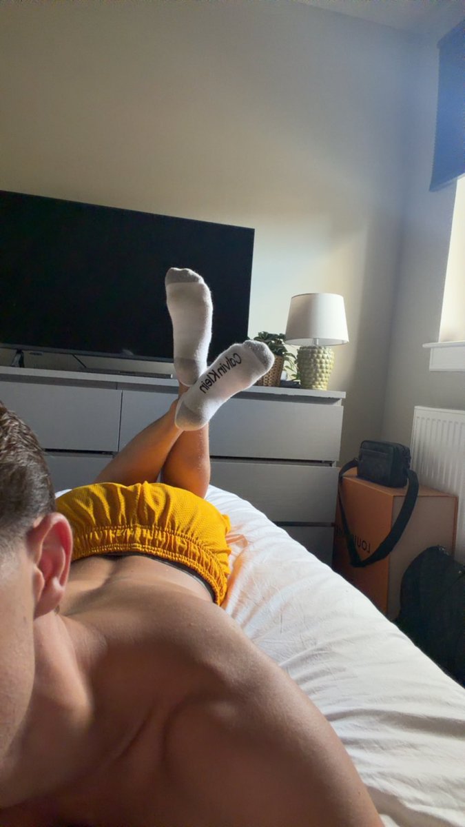KingChase4u22's tweet photo. you think you deserve a sniff at my soles ? do you really 😂 https://t.co/0bLTniFZrf