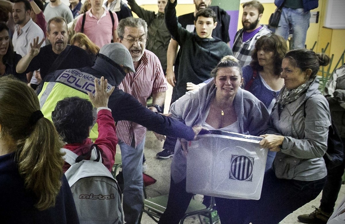 blaitc's tweet photo. Aquí una bona colla de catalans sent espanyols per voluntat pròpia en aquesta no-presó de pobles que l'esquerra espanyolista s'entesta a inventar. https://t.co/6BNhqpPDFa