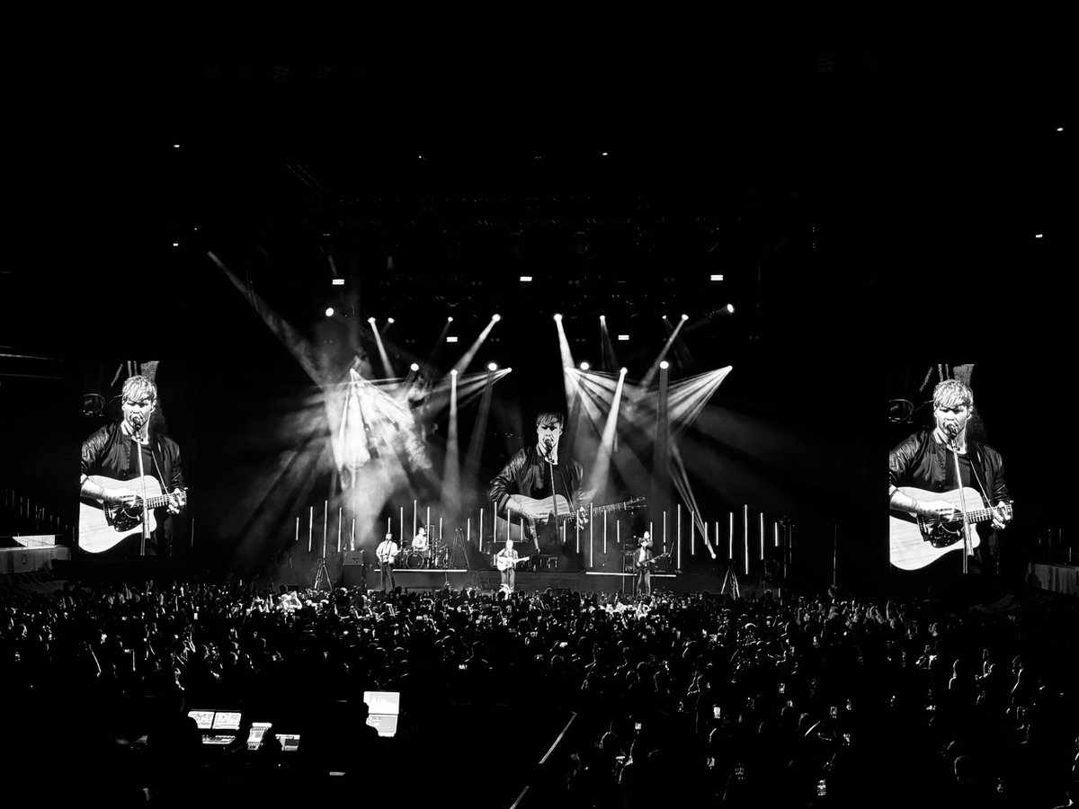 tinedv_'s tweet photo. I’m not really a concert person, but when I heard that this was going to be @Kodaline’s farewell tour, I knew I had to be there. So I bought the tickets first and figured everything else out later.. So here I am, 8 months pregnant, enjoying them live. https://t.co/aRamWtytuT