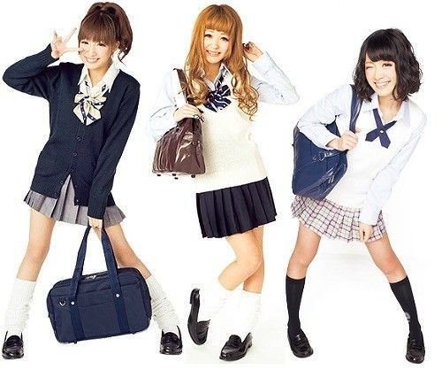 chuushitai's tweet photo. @bairensiita they are not gyaru!! i think theyre just dressed as classic JK girls with a little bling... gyarus/kogyarus are way more distinct, even when theyre only wearing school uniforms! https://t.co/9P162lqDzQ
