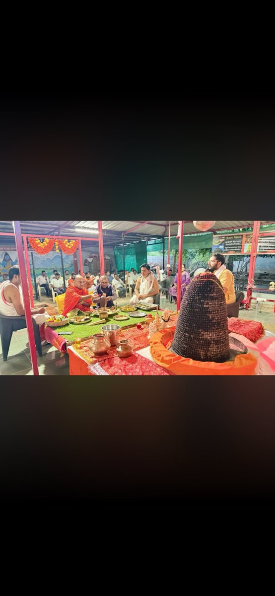 AstroRohit108's tweet photo. 🔱 श्रावण मास के प्रथम पावन दिवस पर माननीय श्री रमण भाई सोलंकी जी, कैबिनेट मंत्री, गुजरात सरकार एवं विधायक – बोरसद द्वारा 5100 रुद्राक्ष से शिवलिंग निर्माण कर विधिवत पूजा संपन्न हुई।

इस पावन अनुष्ठान को संपन्न कर��ने का सौभाग्य मुझे प्राप्त हुआ। 🙏

#Rudraksha #Mahadev #Gujarat https://t.co/lQmL28yWeA