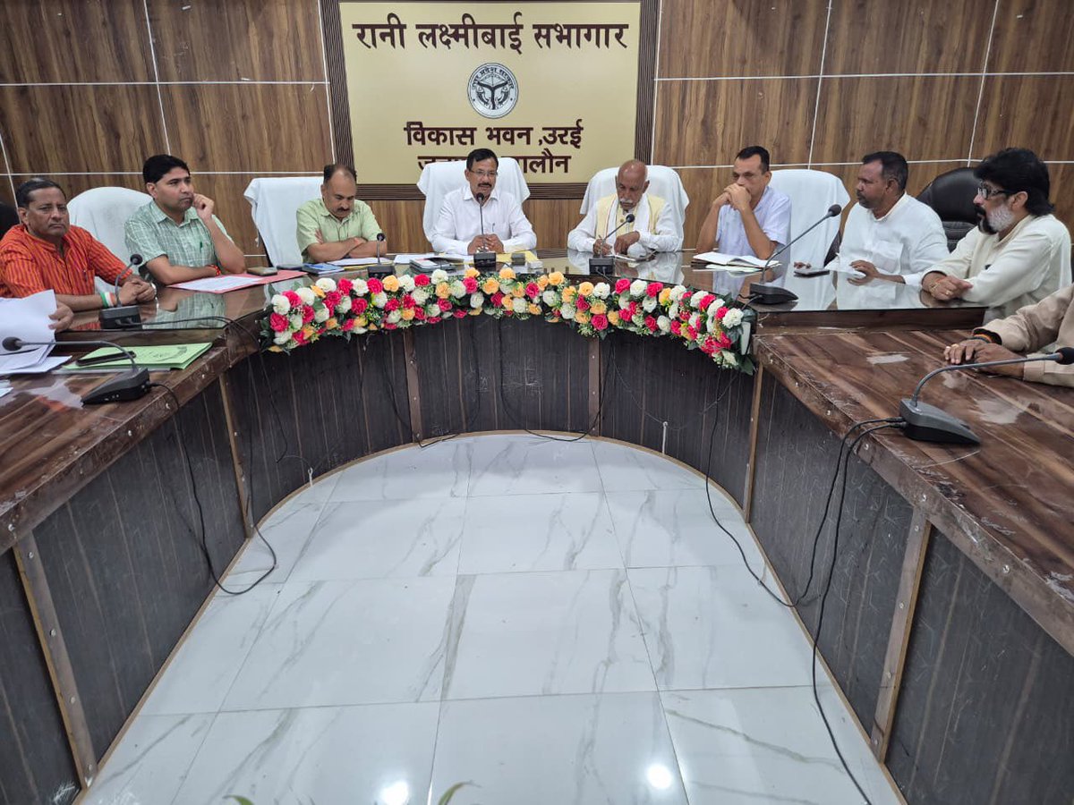 dmJalaun's tweet photo. जालौन में कपि वन वाटिकाओं के विकास और रोपे गए हरिशंकरी वृक्षों की देखभाल, हरित क्षेत्र बढ़ाने की दिशा में जिलाधिकारी राजेश कुमार पाण्डेय द्वारा विकास भवन सभागार में नगरीय क्षेत्रों के आस-पास कपि वन वाटिका में फलदार वृक्षों के रोपण एवं संरक्षित पौधों की स्थिति एवं उनके संरक्षण की समीक्षा बैठक में “मेरी वाटिका, मेरी जिम्मेदारी” की भावना से जोड़कर जनभागीदारी बढ़ाकर जनपद में 50 कपि वाटिकाओं को बंदरों के लिए प्राकृतिक भोजन व सुरक्षित आश्रय का स्थायी केंद्र बनाये जाने हेतु संबंधित अधिकारियों को यातना आवश्यक निर्देश दिये।