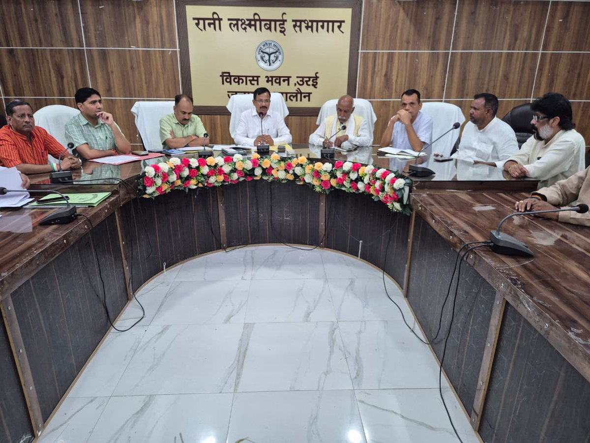 dmJalaun's tweet photo. जालौन में कपि वन वाटिकाओं के विकास और रोपे गए हरिशंकरी वृक्षों की देखभाल, हरित क्षेत्र बढ़ाने की दिशा में जिलाधिकारी राजेश कुमार पाण्डेय द्वारा विकास भवन सभागार में नगरीय क्षेत्रों के आस-पास कपि वन वाटिका में फलदार वृक्षों के रोपण एवं संरक्षित पौधों की स्थिति एवं उनके संरक्षण की समीक्षा बैठक में “मेरी वाटिका, मेरी जिम्मेदारी” की भावना से जोड़कर जनभागीदारी बढ़ाकर जनपद में 50 कपि वाटिकाओं को बंदरों के लिए प्राकृतिक भोजन व सुरक्षित आश्रय का स्थायी केंद्र बनाये जाने हेतु संबंधित अधिकारियों को यातना आवश्यक निर्देश दिये।