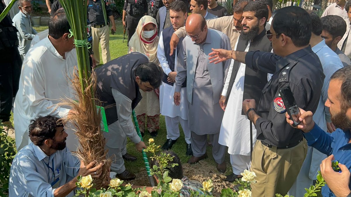 DCHaripur's tweet photo. کمشنر ہزارہ شاہد اللہ خان  نے دورہ ہری پور کے موقع پر ڈپٹی کمشنر ہری پور اصلاح الدین اور ڈی پی او ہری پور شفیع اللہ گنڈاپور کے ہمراہ چمن پارک ہری پور میں شجرکاری مہم کے تحت پودےلگائے۔ https://t.co/6Kw8b9jF5e