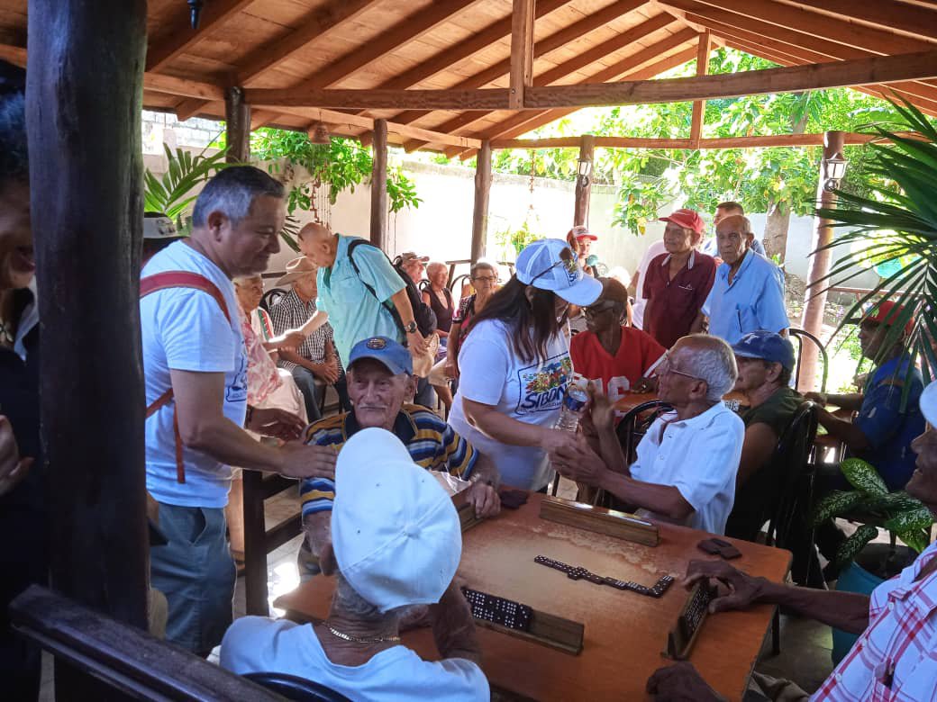 salud_trinidad's tweet photo. Con cariño y solidaridad, La Sucursal Palmares Sancti Spíritus compartió una jornada especial en el Hogar Materno de Trinidad y en la Casa de Niños sin Amparo Filial de nuestra provincia. acompañando con donaciones y una merienda sencilla pero llena de amor. https://t.co/JFFO475Phb