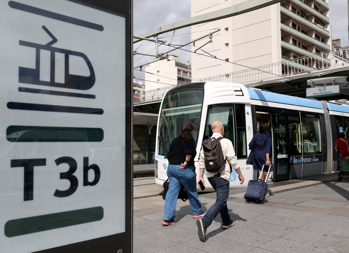 le_Parisien's tweet photo. 🔴 Le voleur de collier du tramway arrêté par les agents RATP ➡️ https://t.co/COWAed181r https://t.co/yDu8NFxgsS