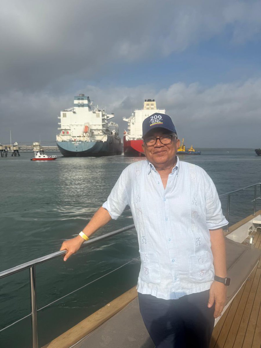 amylkaracosta's tweet photo. Una vista de dos barcos fondeados en la Bahía de Cartagena, uno de ellos metanero, el que transporta el gas licuado y el otro, receptor, la Unidad flotante de almacenamiento y regasificación de la SPEC. https://t.co/WxmAIVR9AP