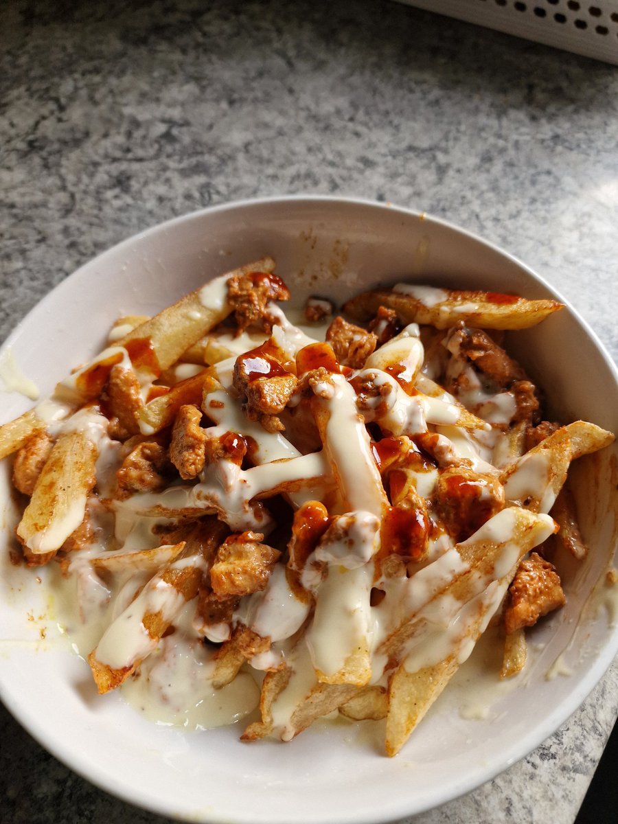 Thickslender's tweet photo. I wanted to try loaded fries. Handisati ndamadya before but I had something in mind when I made this. But its chicken dipped in may and fried. Sauce I used mayo natural yogurt,honey sweet chilly and BBQ sauce. Fried my potatoes and added the sauce on top. It was nice you can try https://t.co/6e0gnY3yMO