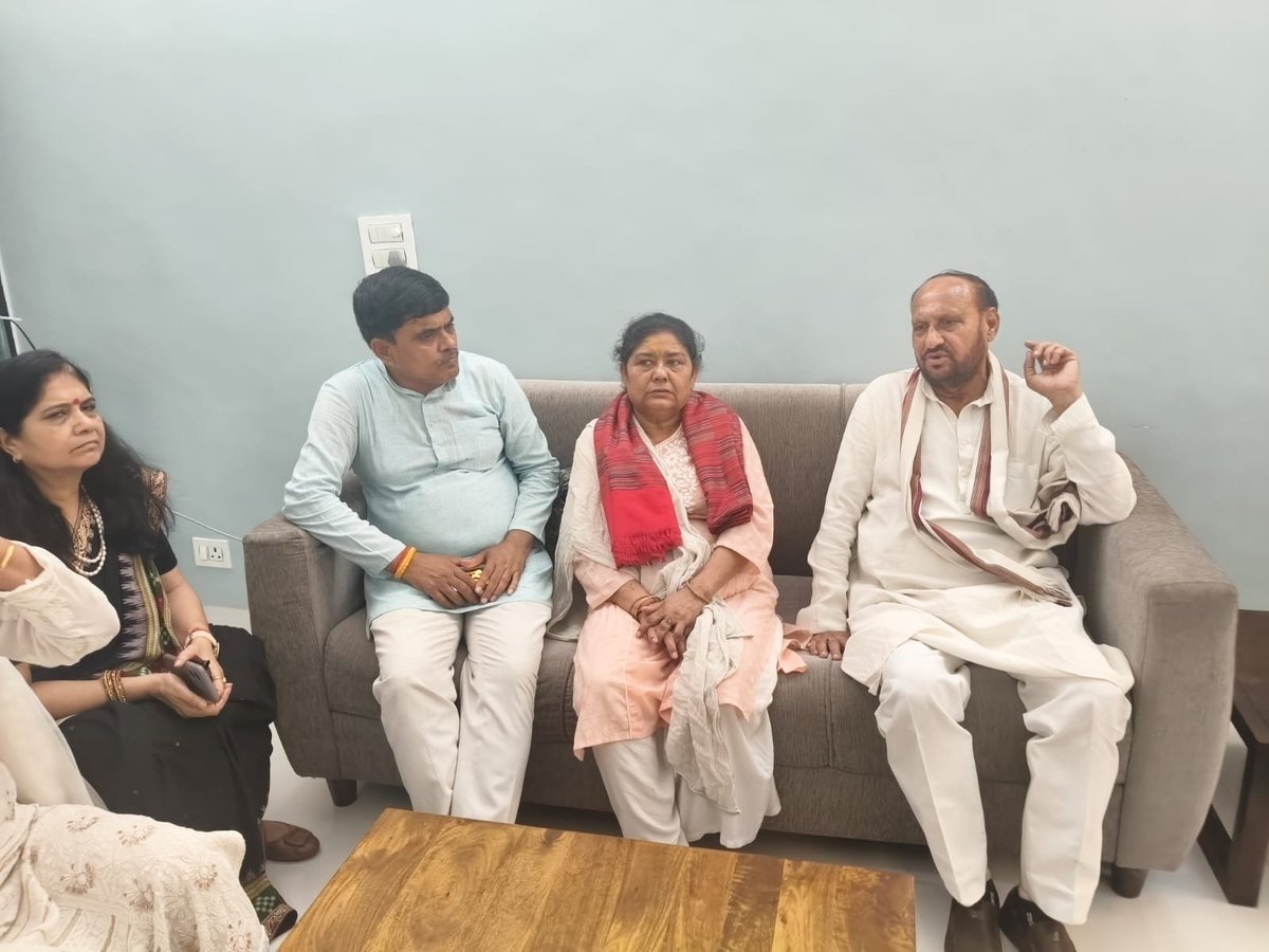 PawanSharmabjp1's tweet photo. वंदे मातरम्। 🇮🇳
कारगिल युद्ध में देश की रक्षा करते हुए वीरगति को प्राप्त हुए अमर शहीद पुष्कर सिंह जी की धर्मपत्नी श्रीमती बसंती देवी जी से 📌कारगिल अपार्टमेंट, द्वारका स्थित उनके निवास पर शिष्टाचार भेंट कर उन्हें सम्मानित किया।

राष्ट्र की रक्षा के लिए अपने प्राणों का सर्वोच्च बलिदान देने वाले वीर शहीदों और उनके परिवारों के प्रति हम सदैव कृतज्ञ रहेंगे। शहीदों का बलिदान राष्ट्र सदैव याद रखेगा। 🇮🇳

#पवन_शर्मा #PawanSharma #MLA #उत्तम_नगर_मेरा_परिवार #UttamNagar #BJP