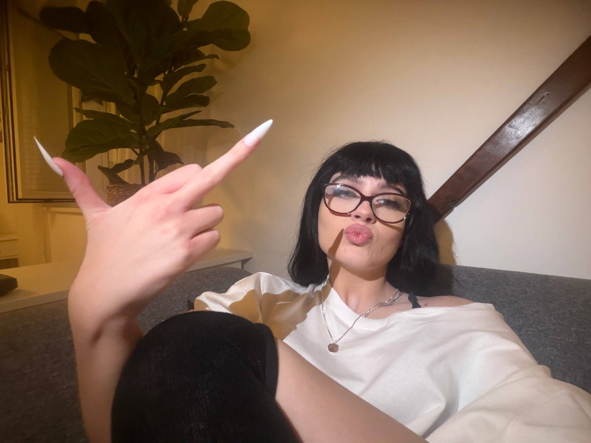 DivinityDebt's tweet photo. take the middle finger and thank me for it https://t.co/TB0hx81qDR