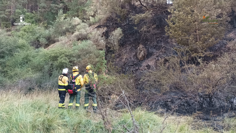 Plan_INFOCAM's tweet photo. ▶️ACTUALIZACIÓN
➡️#IFCheca en #Guadalajara CONTROLADO. En la zona #INFOCAM de @gobjccm con:

🚁 1 medios aéreos
🚚 10 medios terrestres
👥 59 efectivos #BBFF #AAMM

La delegación de #BBFF de #Polonia @KGPSP se suma a las labores de extinción

ℹ️ https://t.co/Zrnu6CjNnN 
#LaPrevenciónSalva