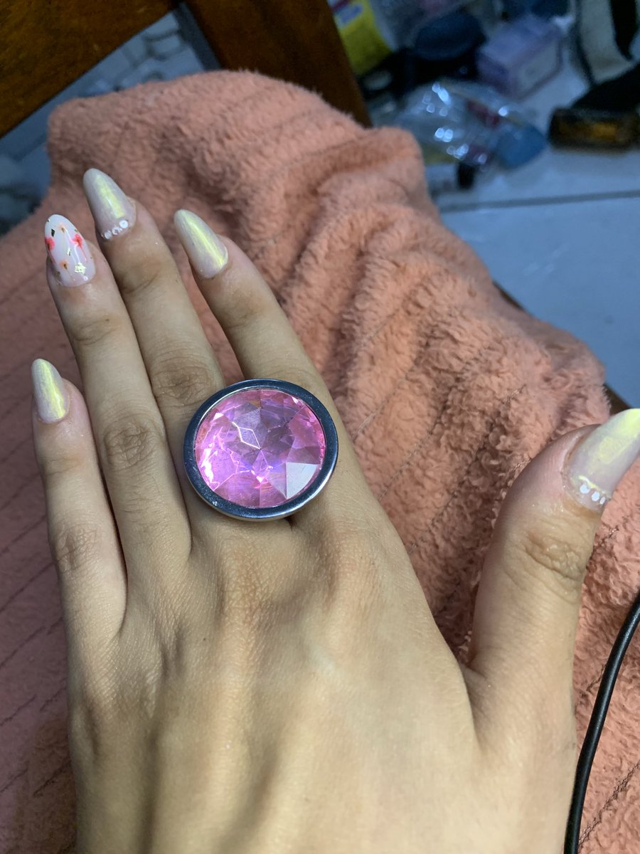 kkarolima18's tweet photo. Pintei a unha de clarinho pra ser pedida em casamento.. e acho que deu certo, olha só o tamanho desse diamante 🤭🤭!! https://t.co/RLcAyygsPJ