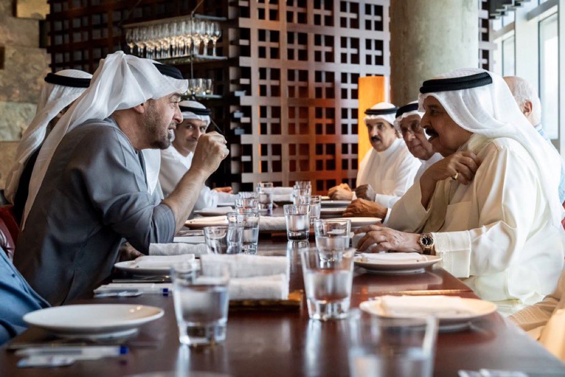 mes_alshamsi's tweet photo. البعض يهمز ويلمز ويستغرب كيف أن حاكم دولة يتمشى في المولات والأسواق ويجلس في المطاعم يأكل بين الناس… والرد بسيط جداً على أمثالهم…
الرسول عليه السلام كان يمشي في الأسواق بين الناس …وكان البعض وقتها يستغرب ذلك رغم أنه قائد الأمة وحاكمها…
﴿وَقَالُوا مَالِ هَٰذَا الرَّسُولِ يَأْكُلُ الطَّعَامَ وَيَمْشِي فِي الْأَسْوَاقِ﴾ {الفرقان:7}
فلا تستغربوا من هؤلاء… فبعضهم يظن أن الحاكم ربما يجب أن يختبئ في حفرة أو يختفي عن الأنظار كي تكون له هيبة واحترام …🤷🏻‍♂️