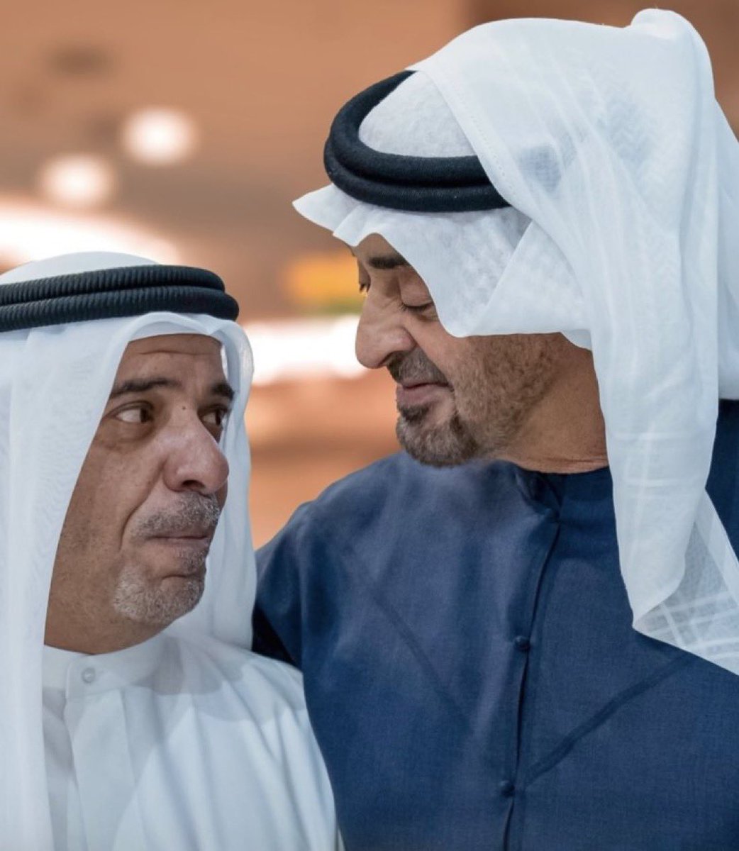 mes_alshamsi's tweet photo. البعض يهمز ويلمز ويستغرب كيف أن حاكم دولة يتمشى في المولات والأسواق ويجلس في المطاعم يأكل بين الناس… والرد بسيط جداً على أمثالهم…
الرسول عليه السلام كان يمشي في الأسواق بين الناس …وكان البعض وقتها يستغرب ذلك رغم أنه قائد الأمة وحاكمها…
﴿وَقَالُوا مَالِ هَٰذَا الرَّسُولِ يَأْكُلُ الطَّعَامَ وَيَمْشِي فِي الْأَسْوَاقِ﴾ {الفرقان:7}
فلا تستغربوا من هؤلاء… فبعضهم يظن أن الحاكم ربما يجب أن يختبئ في حفرة أو يختفي عن الأنظار كي تكون له هيبة واحترام …🤷🏻‍♂️