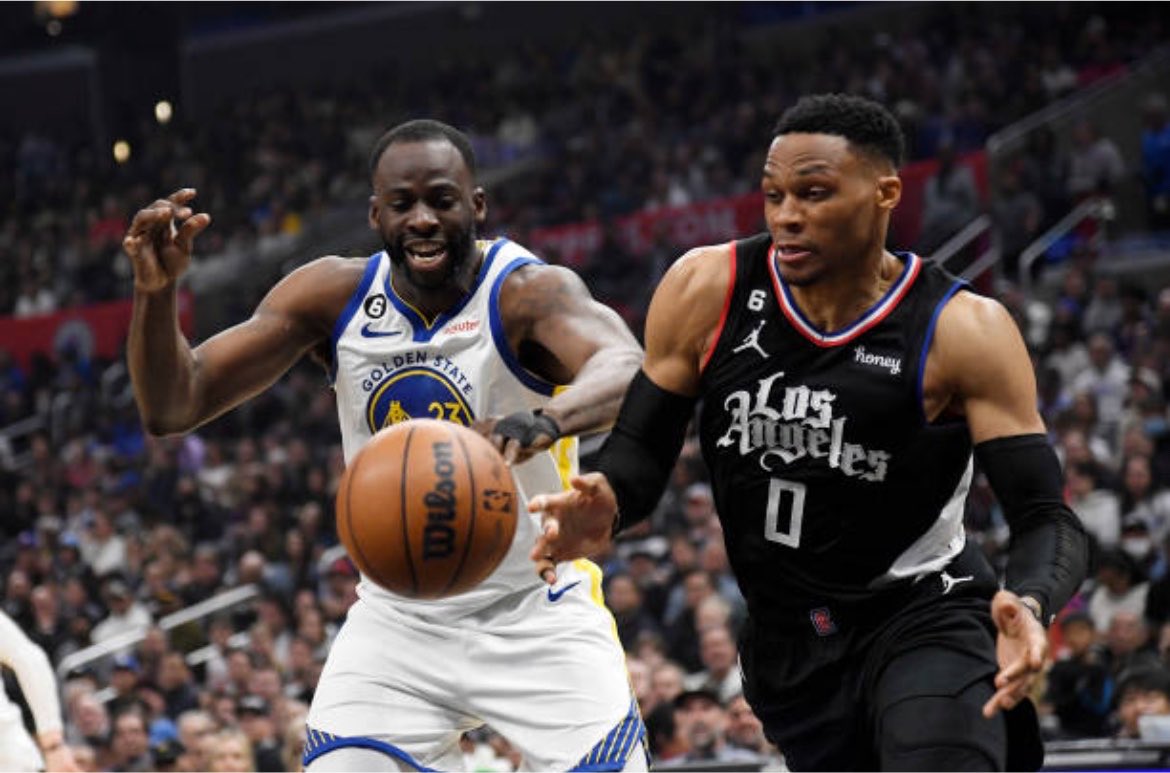 pisounalinha's tweet photo. Draymond Green falou sobre a aposentadoria de Russell Westbrook sobre um novo ângulo.

A hipocrisia dos fãs.

“Vocês são péssimos. A propósito, eu também sou um fã, então me incluo… nos últimos 8 ou 10 anos, tudo o que aquele homem, Russell Westbrook ouviu, foi que ele era ruim, que ele não sabia arremessar, que ele inflava suas estatísticas e que prejudicava os times onde jogava”.

“Quando você está nesse ramo e ouve essas coisas, você só avança, é o que fazemos. Se você se abalar com as críticas, está morto. Mas caralho, isso irrita, isso atinge, somos humanos. Vocês o apelidaram de “Westbrick” e pior… agora que ele se aposentou, estão aí com esse papo de: ‘foram injustos com ele’ e ‘vamos sentir saudades’”.

“Por que não se pode sentir essas coisas enquanto o jogador está na quadra?”