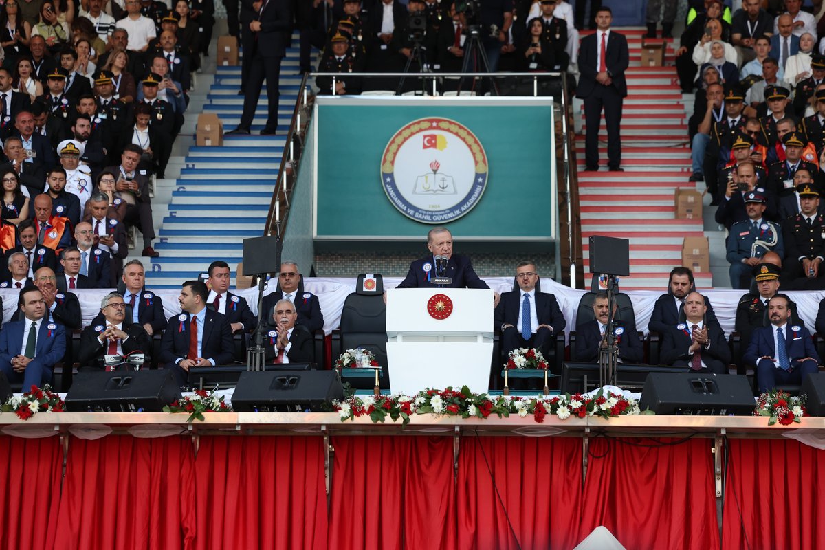 Akparti's tweet photo. "Terörün gölgesinin çekildiği bir Türkiye'de, huzurun yüzyılında inşallah yeni kardeşlik türküleri söyleyeceğiz."

Cumhurbaşkanımız Sayın Recep Tayyip Erdoğan, Jandarma ve Sahil Güvenlik Akademisi Mezuniyet Töreni'ne katıldı. https://t.co/SBWrovDtUw