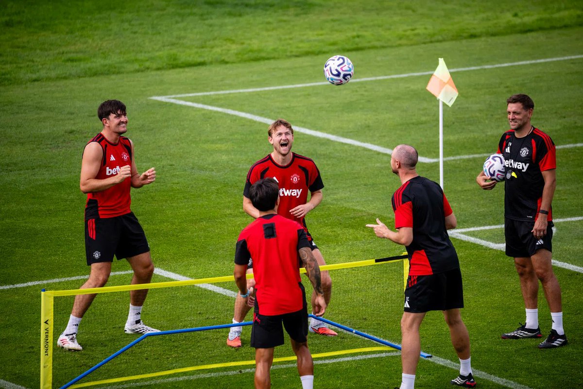 utdreport's tweet photo. Look at De Ligt 😂❤️ https://t.co/HXNJUdALwP