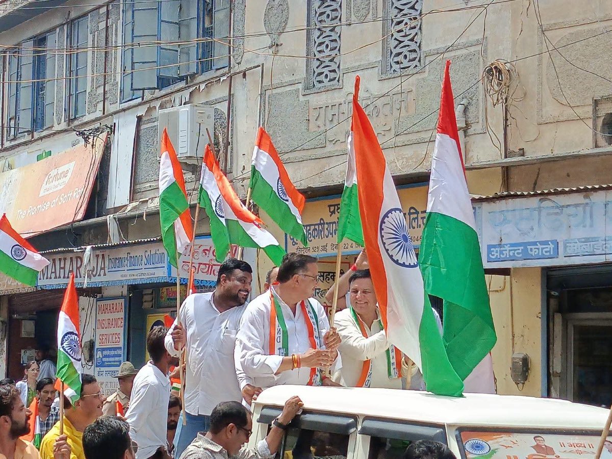 bjp4churu's tweet photo. चूरू जिला मुख्यालय पर आयोजित हुई तिरंगा यात्रा, विधायक हरलाल सहारण जिलाध्यक्ष बसंत शर्मा ने तिरंगा यात्रा को किया रवाना।

#भाजपा_चूरू https://t.co/xiBvORfEc6