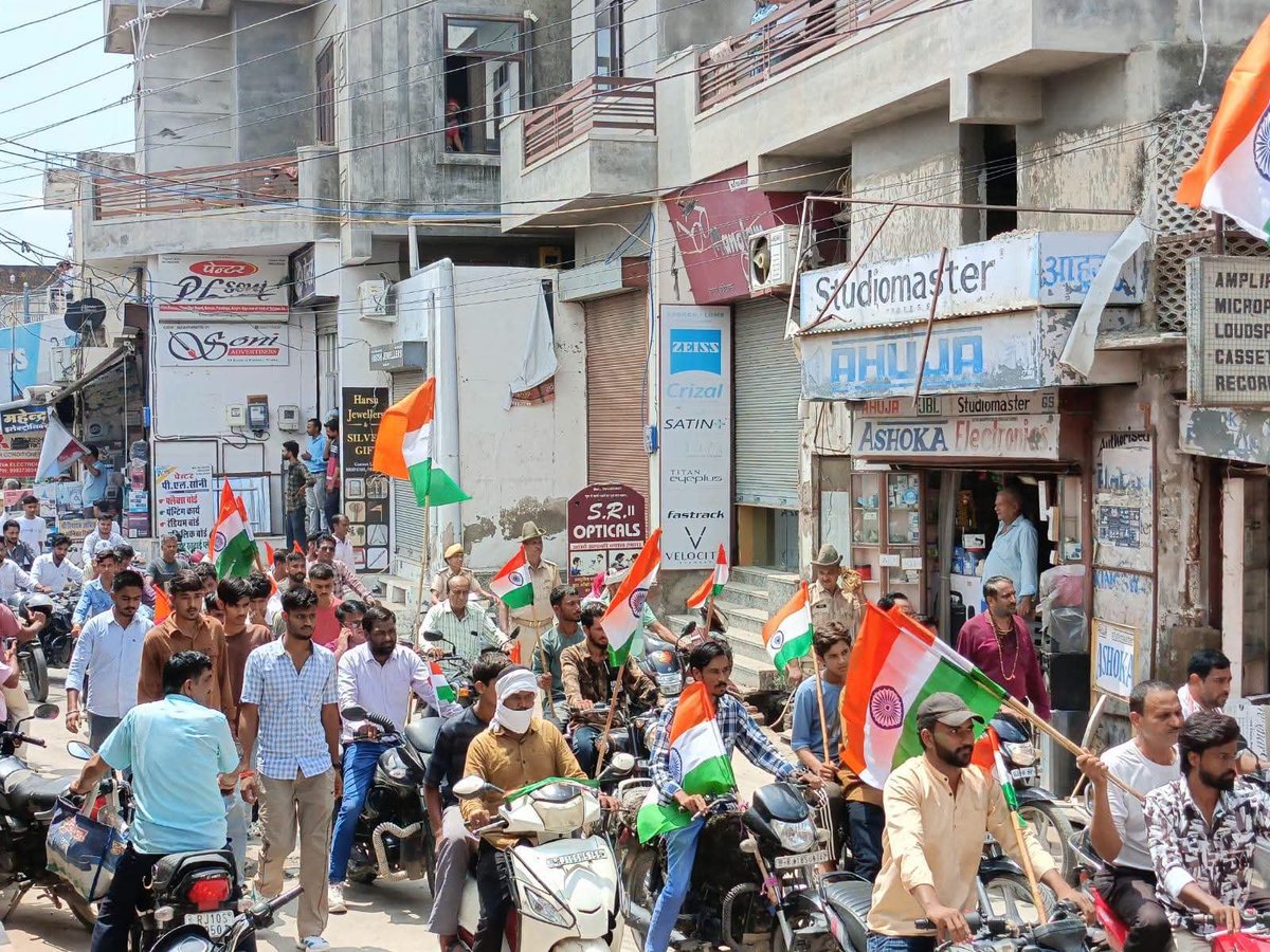 bjp4churu's tweet photo. चूरू जिला मुख्यालय पर आयोजित हुई तिरंगा यात्रा, विधायक हरलाल सहारण जिलाध्यक्ष बसंत शर्मा ने तिरंगा यात्रा को किया रवाना।

#भाजपा_चूरू https://t.co/xiBvORfEc6
