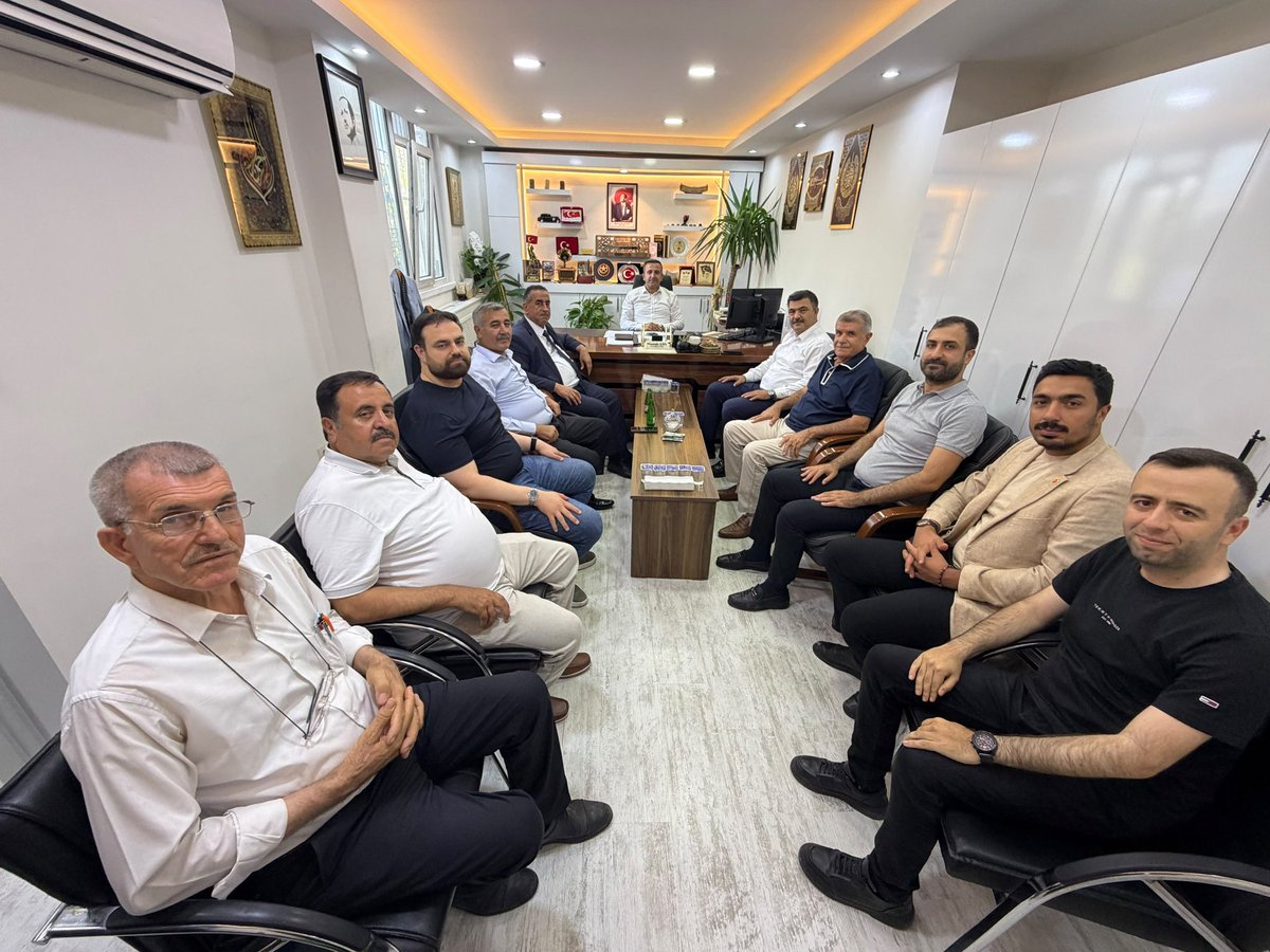 avmehmettiryaki's tweet photo. Gaziantep Büyükşehir Belediyesi Mezarlıklar Şube Müdürümüz Mustafa Gül’ü; Şahinbey Belediye Başkan Vekilimiz Cuma Güzel, kıymetli meclis üyelerimiz ve teşkilat mensuplarımızla birlikte ziyaret ettik.

Nazik ev sahiplikleri ve samimi sohbetleri için kendilerine teşekkür ediyor, çalışmalarında kolaylıklar diliyorum.
@abuyukgumus 
@hakanaksu058 
@vahitatalan 
@iekarayel 
@abdulhamitgul 
@EyupOzkececi 
@AliSahin501 
@deryabakbak27 
@mesutbozatli 
@irfancelikaslan 
@BBozgeyik_27 
@FatmaSahin 
@mtahmazoglu 
@fmfedaioglu 
@AKGMTeskilat
#GönüldenGönüle
