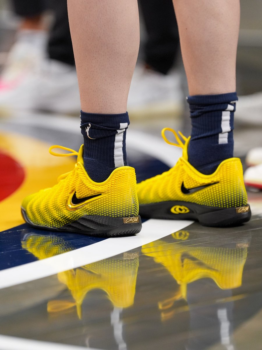 SoleRetriever's tweet photo. Caitlin Clark debuts her “Iowa” Nike Caitlin 1s ⚫️🟡 @CaitlinClark22 

📷 @IndianaFever https://t.co/8gv2hL2aok