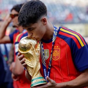 BarcaNewsFRA's tweet photo. 🚨💣 BREAKING: Le PSG rêverait de Cubarsi ! Nasser Al-Khelaïfi souhaiterait arracher le défenseur au Barça. Séduit par sa relance, il le verrait comme le successeur idéal de Marquinhos.

(@tuttosport) 🥉 https://t.co/8rH2MCMgjB