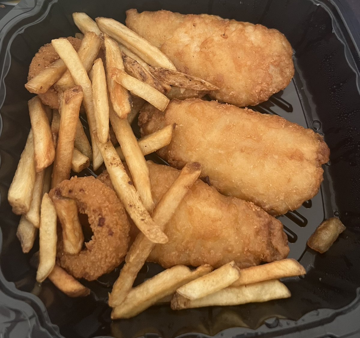 ItsAllAmi's tweet photo. Todays gonna be a good day. Surprise onion rings with fries! https://t.co/SzIyDaXyr8